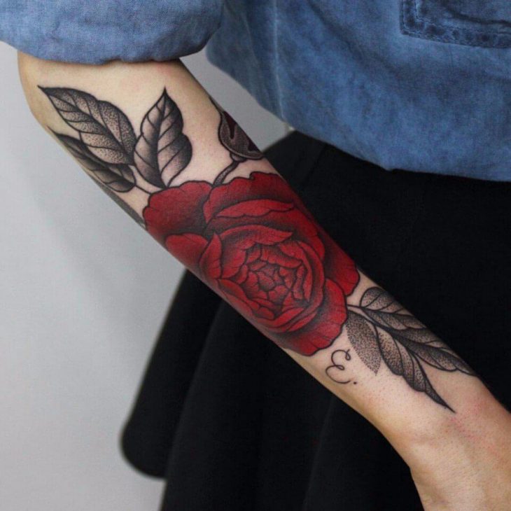 Татуировка роза у девушки: значение, символика и выбор места для нанесения